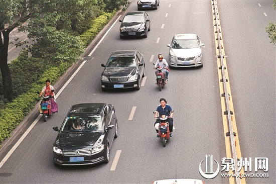 市區津淮街刺桐公園段，電動車在機動車道上穿梭。（陳曉東 攝）