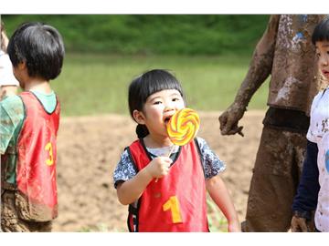 《爸爸去哪兒2》首播 五對親子爆笑泥地世界杯